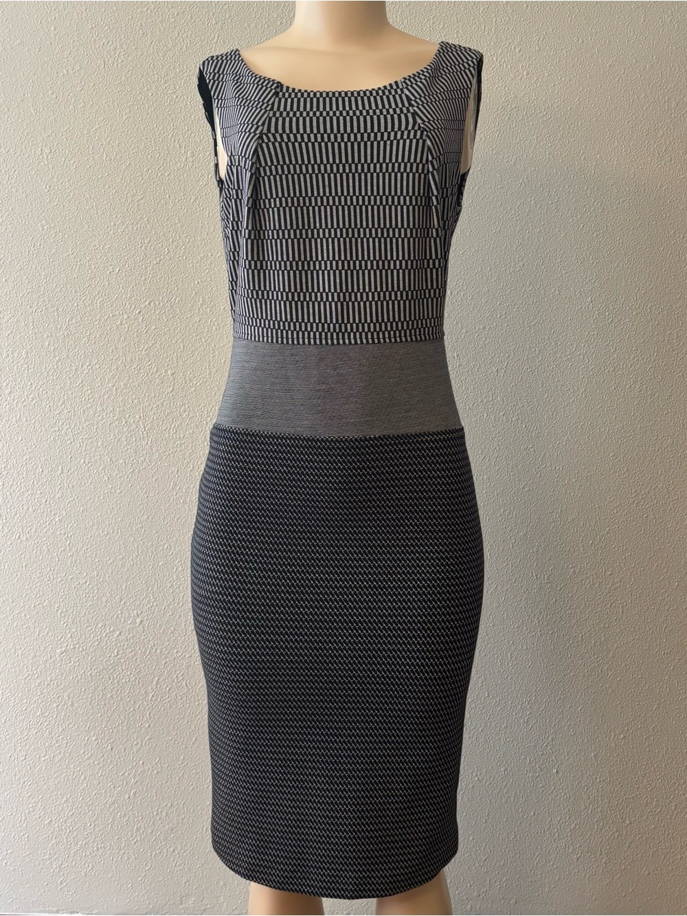 Max Mara Monochrome Knit Sleeveless Dress Sz 6 or 38